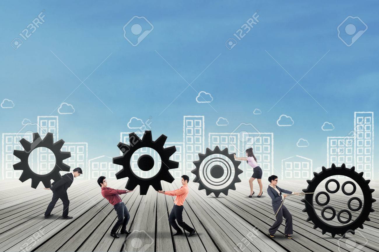 チームワークの歯車システムを構築 朝の屋外ショットを一緒に作品します の写真素材 画像素材 Image