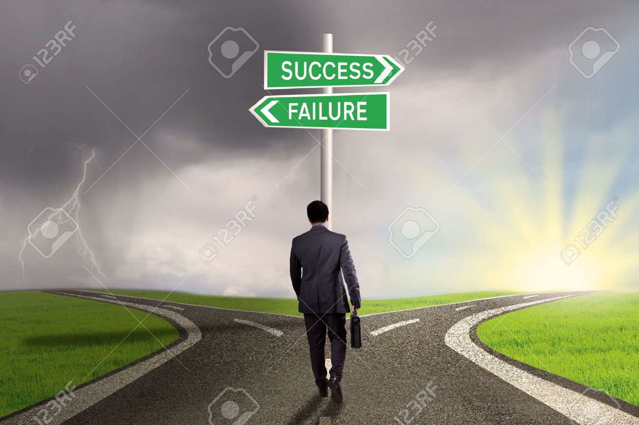 成功または失敗する 2 つの選択肢の道路と検索の 2 つのサインポストの上を歩いて男性労働者 の写真素材 画像素材 Image