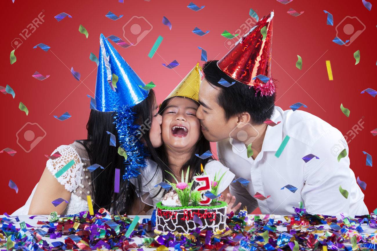 若いアジア家族誕生日キャップを着用し 誕生日パーティー子供のキス の写真素材 画像素材 Image