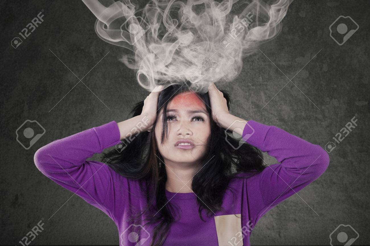 彼女の頭から出てくる煙の爆発頭と強調した 10 代の少女の肖像画 の写真素材 画像素材 Image