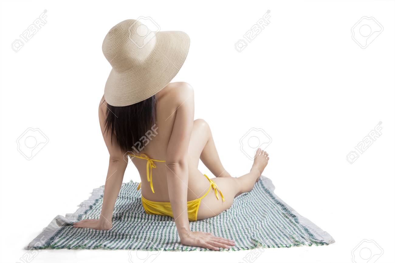 水着を着て マットとスタジオで座っている若い女性のモデルの裏側 の写真素材 画像素材 Image