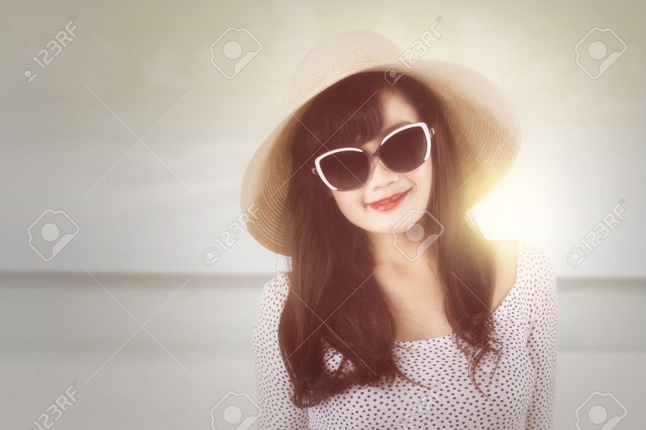 Portrait Plage Femme Avec Et La Soleil ChapeauDebout Sur Lunettes Des De Excitée 8nOZ0wPkNX