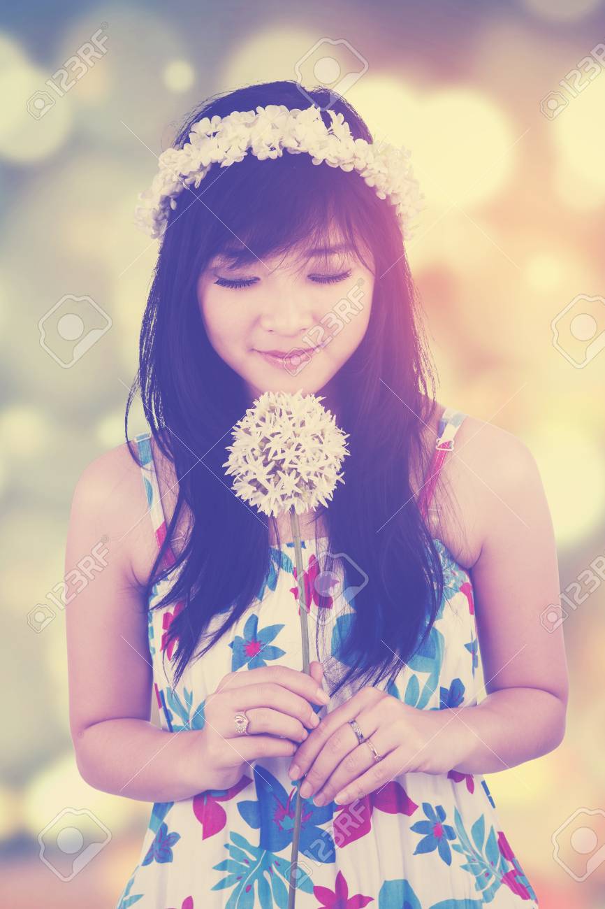 多重の背景で撮影 花にキス長い髪の美しい 10 代の少女 の写真素材 画像素材 Image