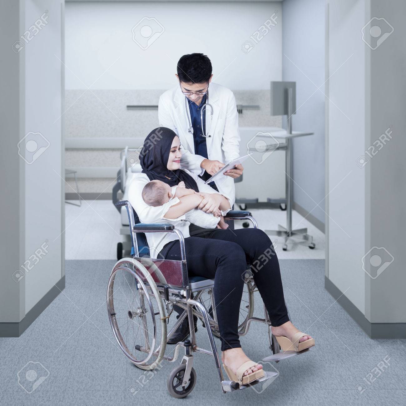 2019 year - Young Mom Ends Up in Wheelchair After Using Friends Makeup Brush 2019 year