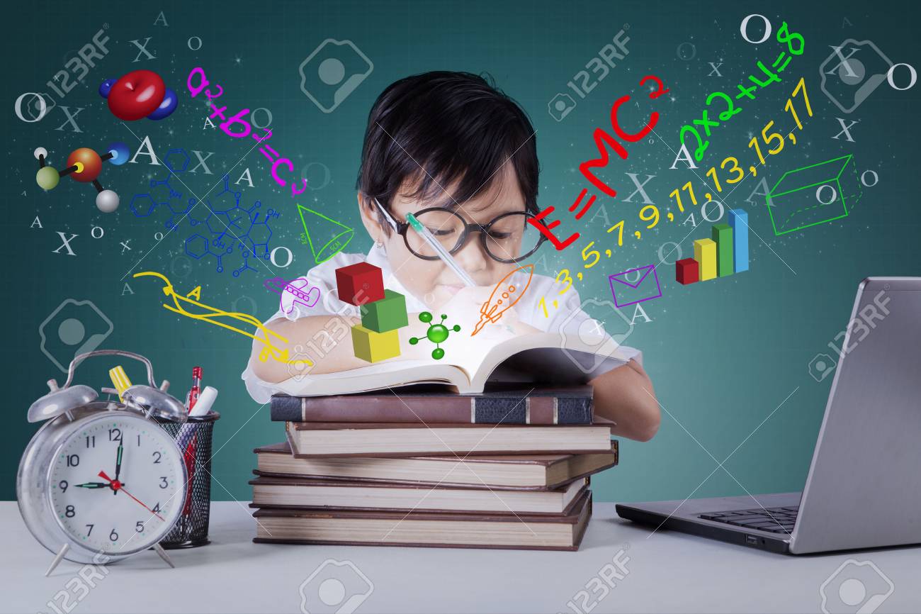 目覚まし時計とパソコンの机の上の本に宿題を書くかわいい女の子 の写真素材 画像素材 Image 目覚まし時計とパソコンの机の上の本に宿題を書くかわいい女の子 の写真素材 画像素材 Image