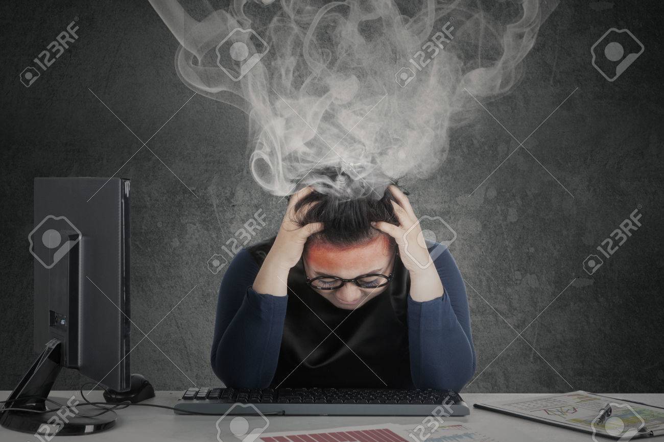 財務チャート彼女の頭から出てくる煙中の机の上でめまいを感じて若い女性の画像 の写真素材 画像素材 Image