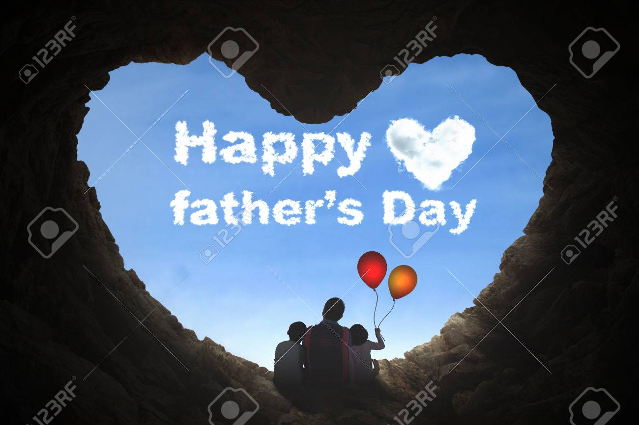 Padre E Hijos Sentados En Una Cueva Mientras Mira Las Nubes En Forma Feliz Dia Del Padre Palabra En El Cielo Fotos Retratos Imagenes Y Fotografia De Archivo Libres De Derecho Image