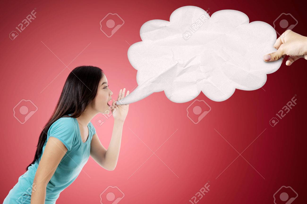 Foto De Mujer Asiática Diciendo Algo A Una Nube Vacía, Disparó Con Fondo Rojo Fotos, Retratos, Imágenes Y Fotografía De Archivo Libres De Derecho. Image 84420453.