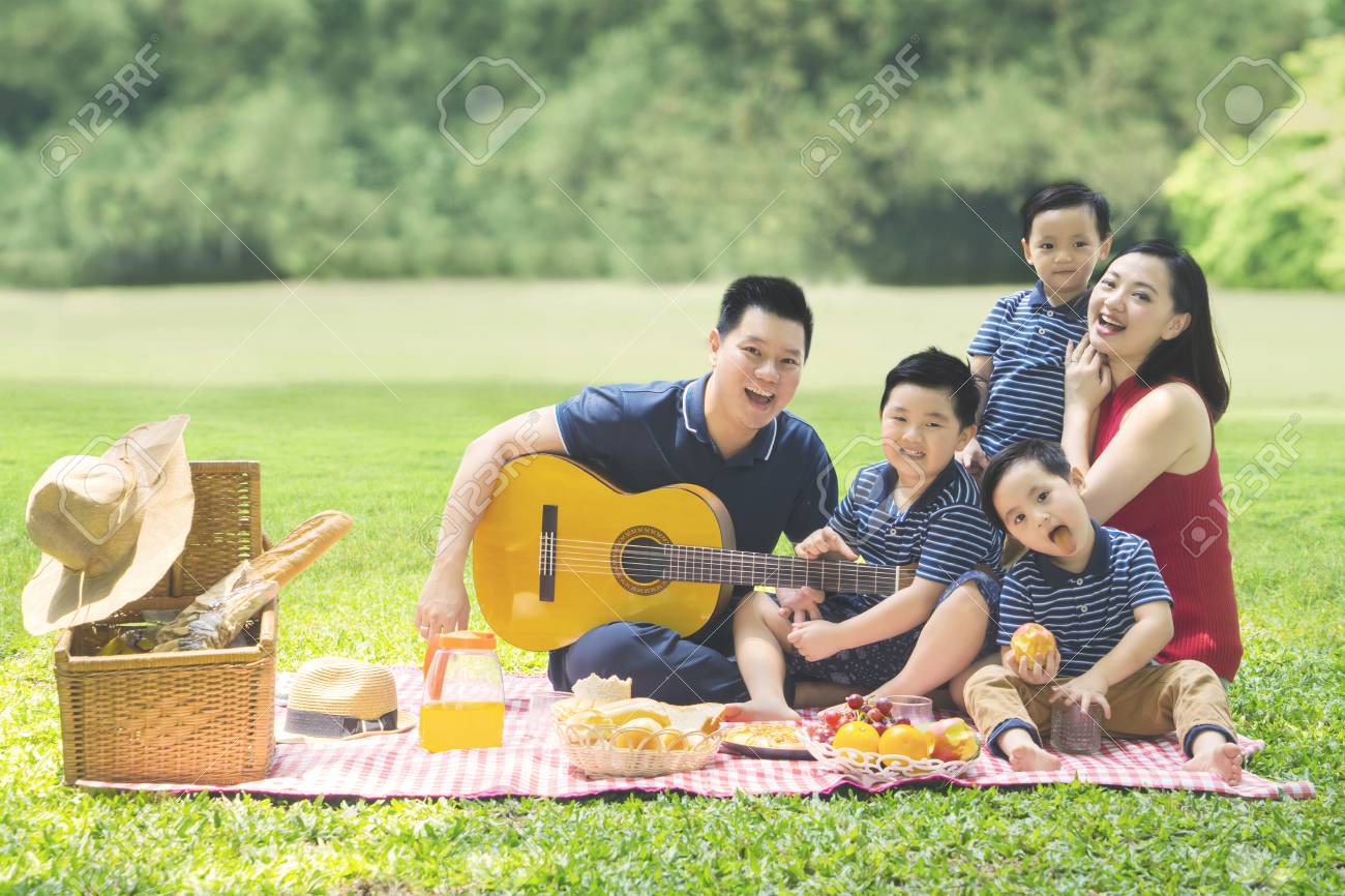ピクニックをしながら休日を楽しむ中国の家族のイメージ公園で一緒にギターを弾く の写真素材 画像素材 Image 93130618