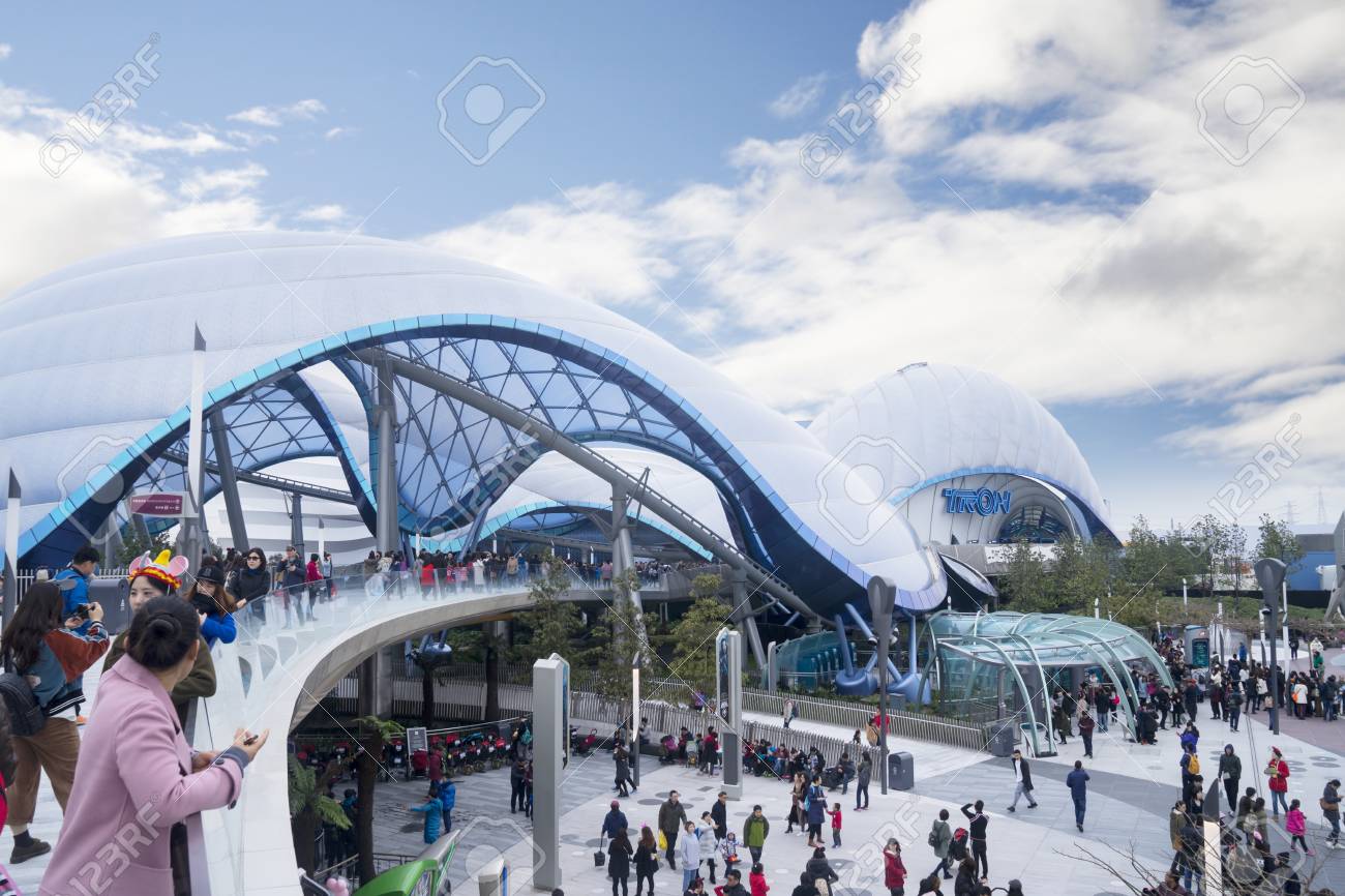 중국 상하이. 2018 년 2 월 22 일 : 중국 상하이 디즈니 랜드에서 TRON Lightcycle Power Run을 방문하는  관광객 로열티 무료 사진, 그림, 이미지 그리고 스톡포토그래피. Image 96258784