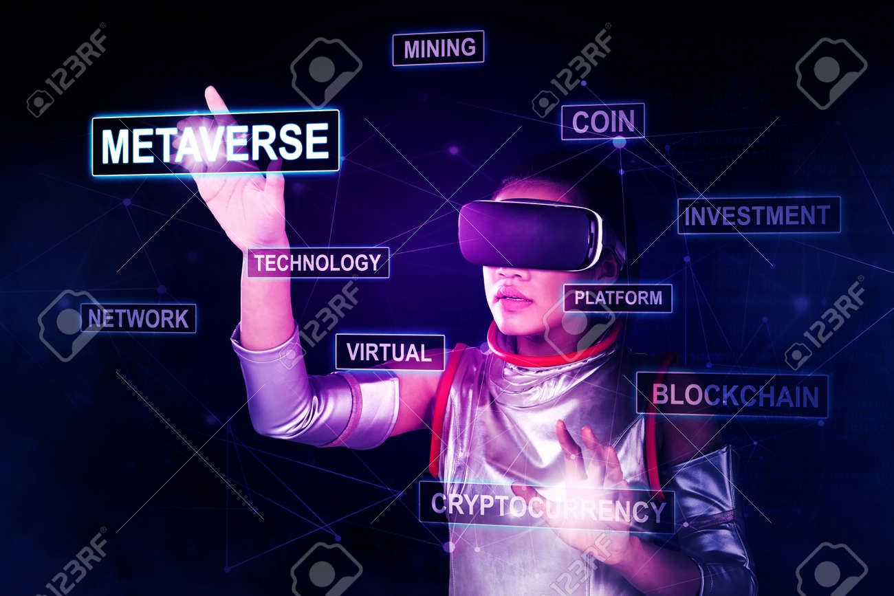 사이버 공간에서 암호 화폐를 거래하는 동안 메타버스 단어를 만지는 미래 여성 로열티 무료 사진, 그림, 이미지 그리고 스톡포토그래피.  Image 181171187