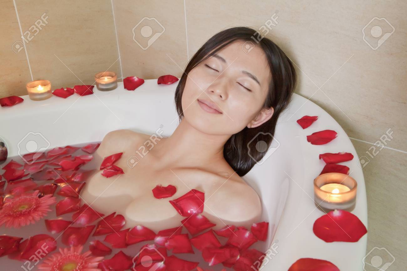 ヘルススパで若い女性入浴 の写真素材 画像素材 Image ヘルススパで若い女性入浴 の写真素材 画像素材 Image