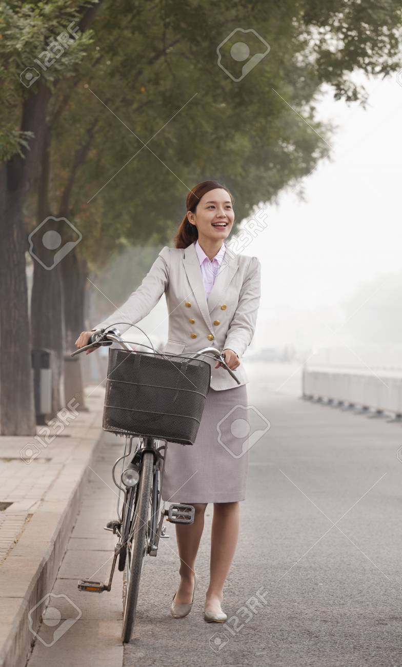若いビジネス女性通勤自転車 北京 中国 の写真素材 画像素材 Image