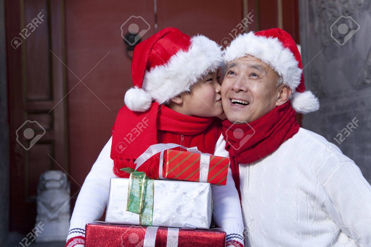 おじいちゃんと孫のクリスマス プレゼントを開催 の写真素材 画像素材 Image