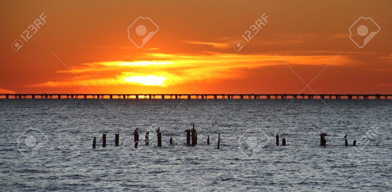 夕暮れ時上ポンチャートレイン湖コーズウェイ の写真素材 画像素材 Image