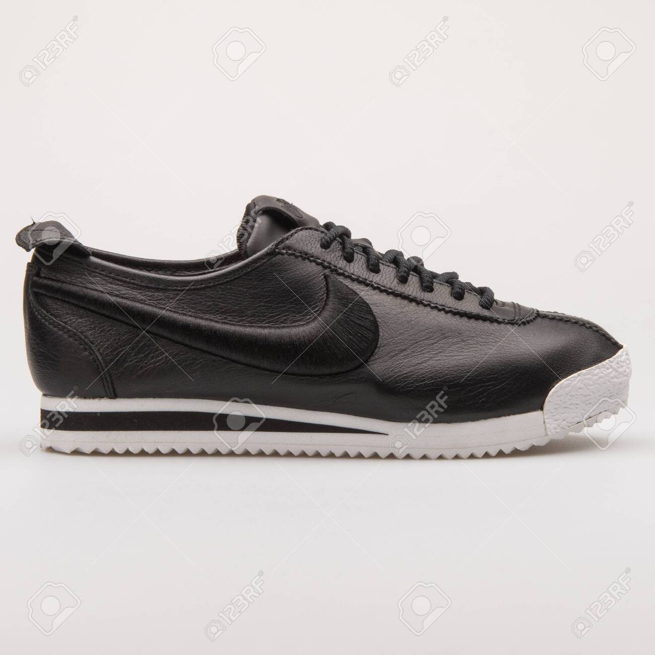 nike cortez 72 black white