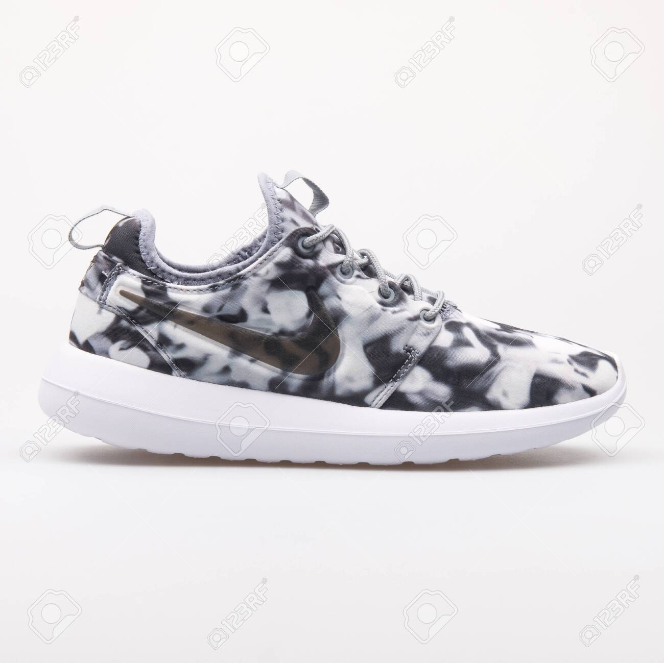 roshe two sneaker