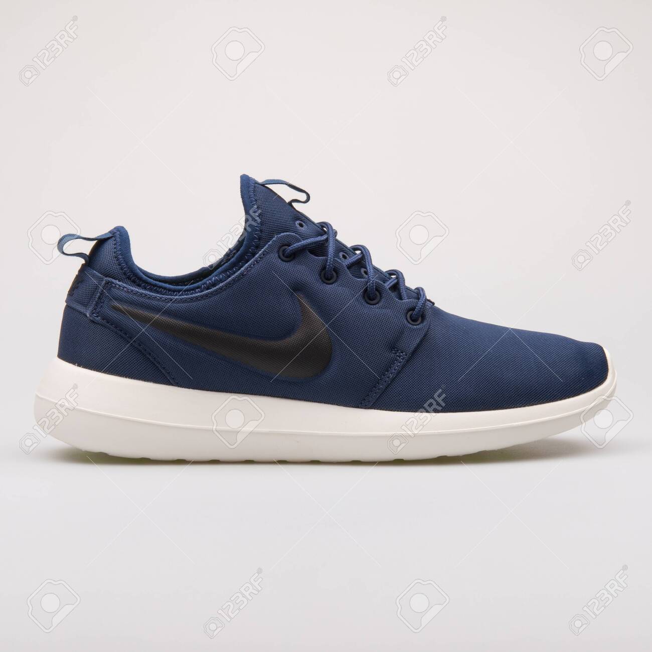 limpiar Marchito lector VIENNA, AUSTRIA - AUGUST 28, 2017: Nike Roshe Two Navy Blue Sneaker On White Background. Fotos, Retratos, Imágenes Y Fotografía De Archivo Libres De Derecho. Image 127884129. limpiar Marchito lector VIENNA, AUSTRIA - AUGUST 28, 2017: Nike Roshe Two Navy Blue Sneaker On White Background. Fotos, Retratos, Imágenes Y Fotografía De Archivo Libres De Derecho. Image 127884129.