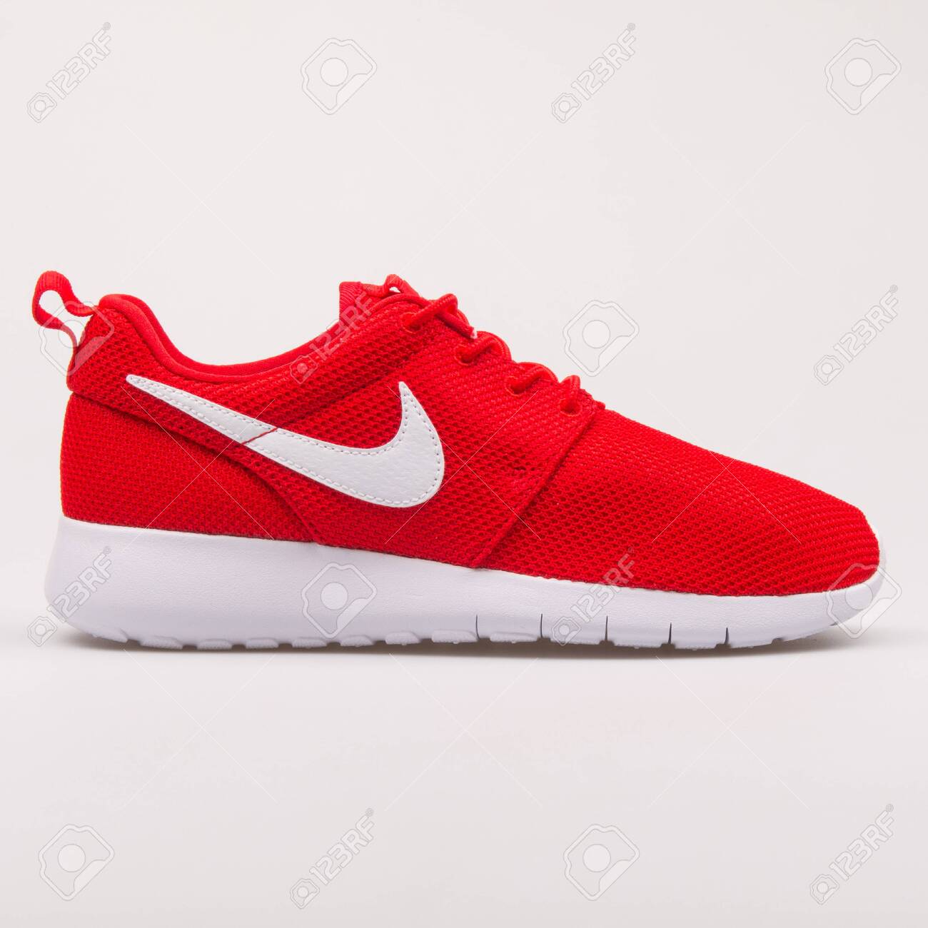 nike roshe white and red
