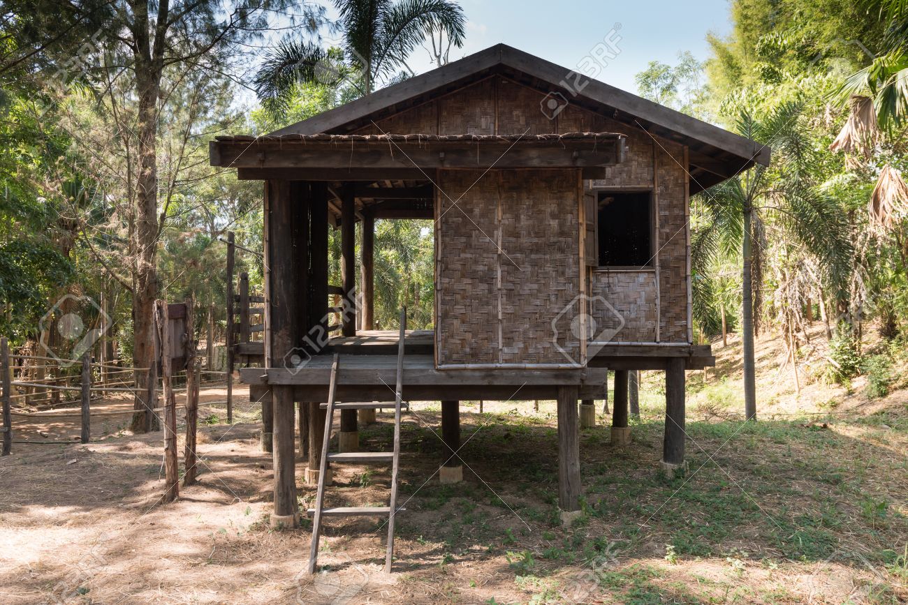 Traditionelle Thai Rustikale Holzhaus Auf Garten Thai Stil Holzhutte Lizenzfreie Fotos Bilder Und Stock Fotografie Image 51111760