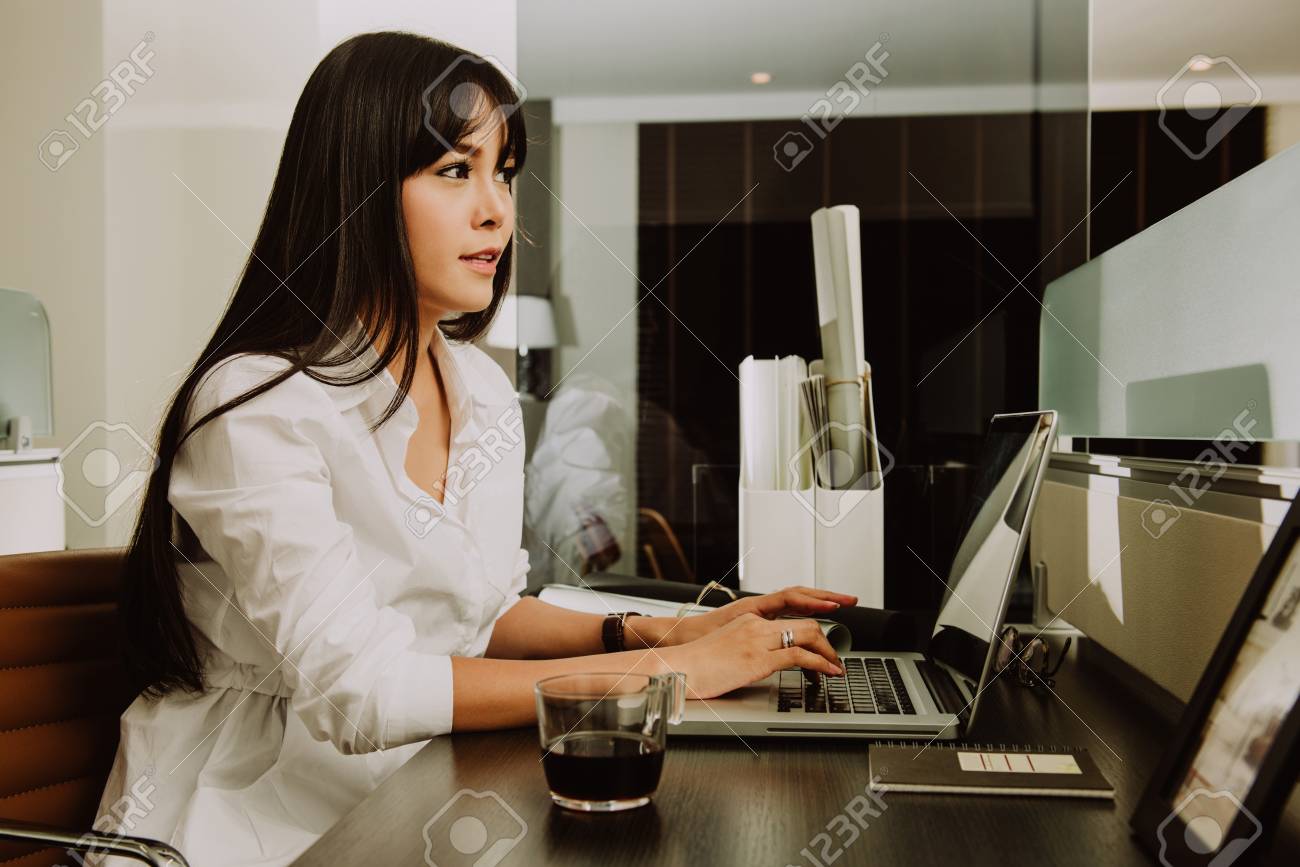 ホームオフィスでラップトップコンピュータを使用する美しい若いフリー 