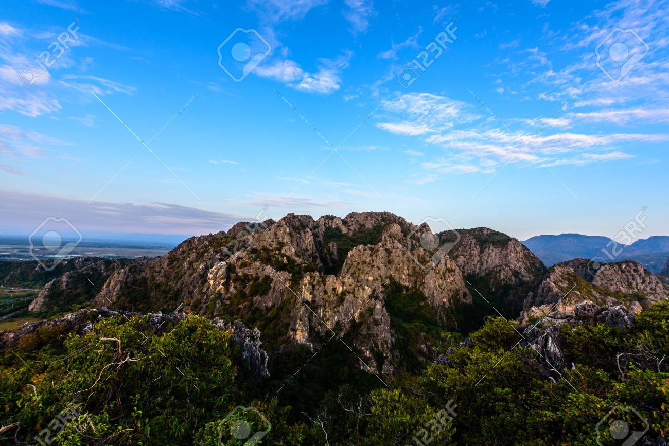 岩山の崖と青い空を背景 の写真素材 画像素材 Image