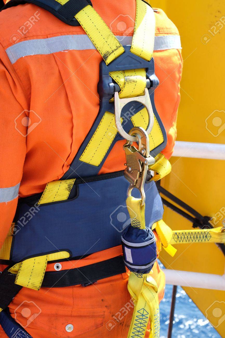 Chantier De Construction Travailleur Au Large Des Cotes Avec Harnais De Securite Banque D Images Et Photos Libres De Droits Image