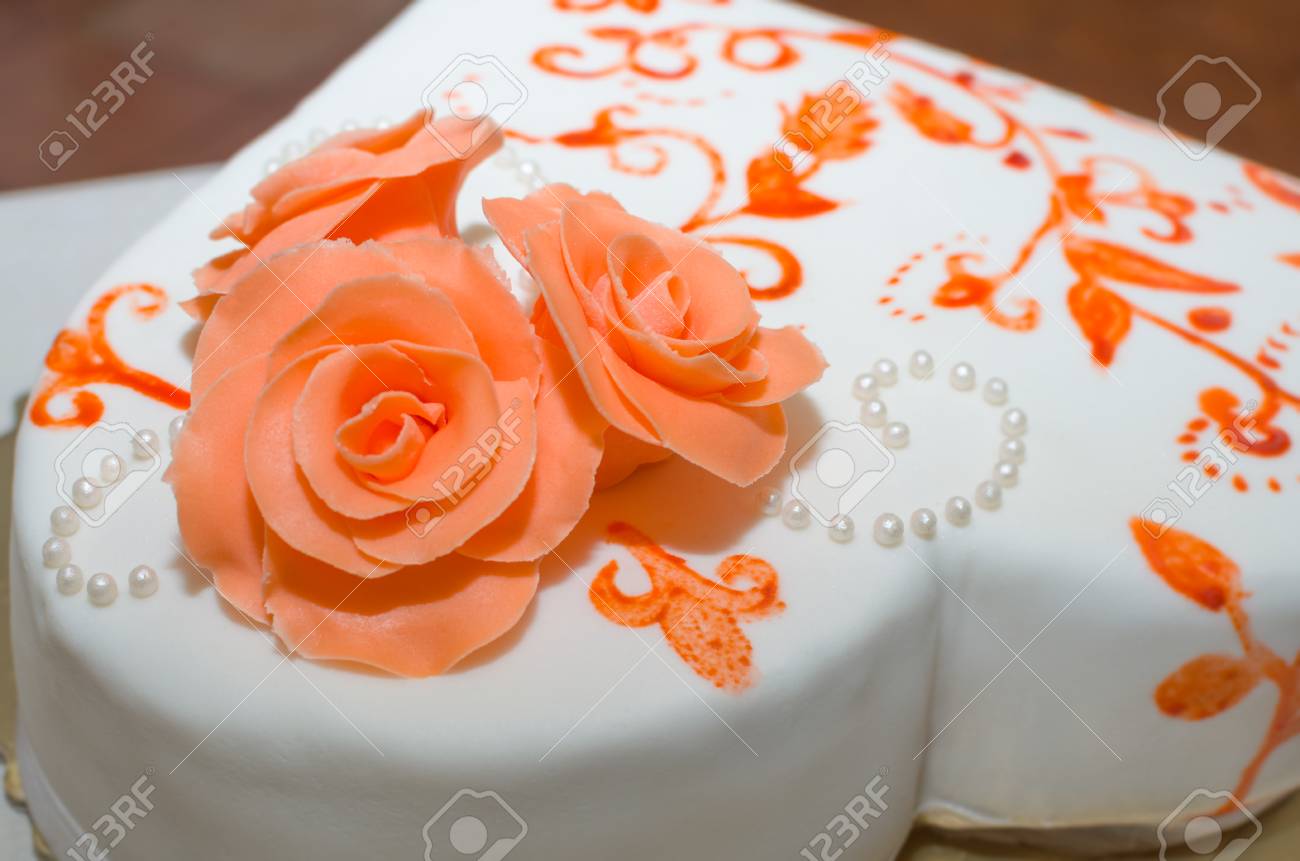 En Forme De Coeur Gateau De Mariage Blanc Avec Orange Roses Et Pearl Decoration Gros Plan Banque D Images Et Photos Libres De Droits Image 4603