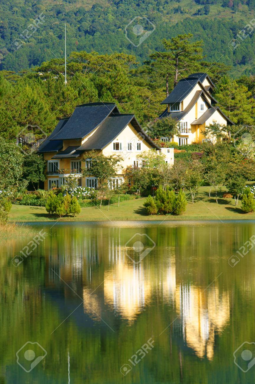 Schone Landschaft Am Dalat Dorf Gruppe Von Villen Reflektieren See Umwelt Ferienort Zwischen Grunen Pinienwald Frische Luft Reines Umwelt Romantische Szene Fur Flitterwochen In Da Lat Vietnam Lizenzfreie Fotos Bilder Und Stock
