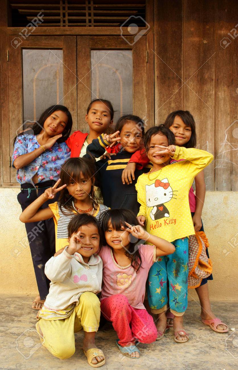 立って ベトナムの田舎 かわいそうな子供 かわいい女の子の幸せの木造住宅でポーズと笑顔 ダクラク ベトナムでは 15 年 2 月 24 日正体不明のアジアの子供たちのダックラック Viet Nam 2 月 24 グループ の写真素材 画像素材 Image