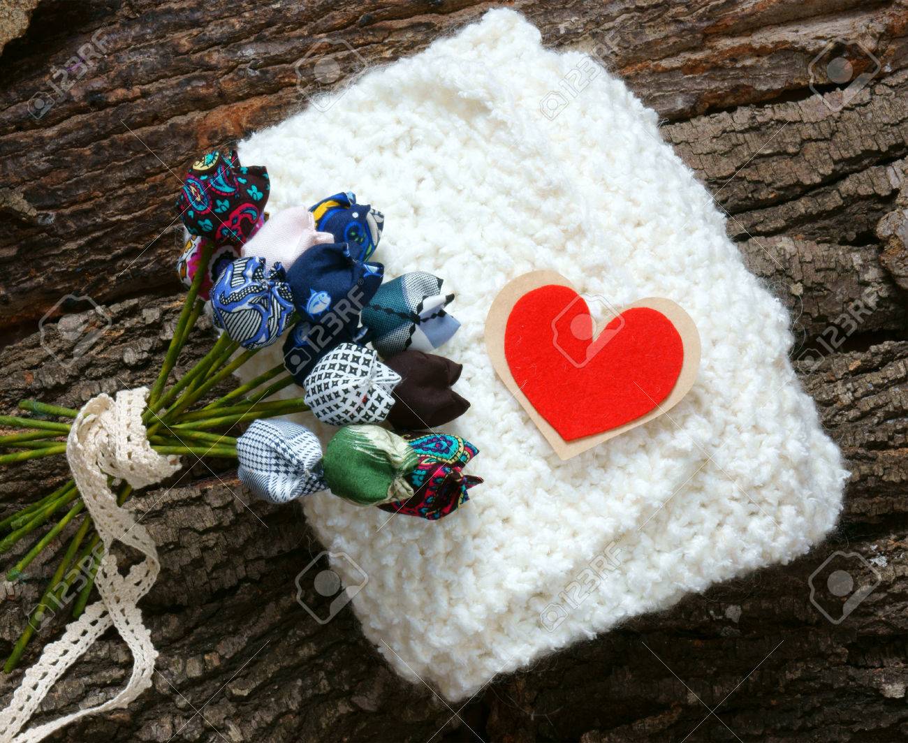 母の日 父の日 バレンタインデーまたは冬季 寒い日のカラフルなスカーフを編む毛糸の玉のヒープと特別な日に手作りのプレゼントは 意味のあるプレゼントをする編み物 の写真素材 画像素材 Image