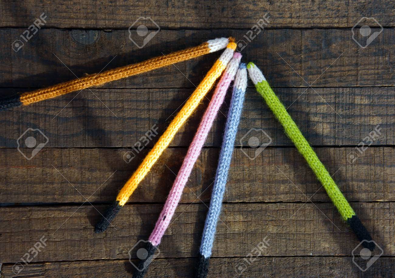 糸 木製の背景に白い背景の陰にカラフルなグループから素敵な工芸品 手作りのプレゼント ニット鉛筆 の写真素材 画像素材 Image
