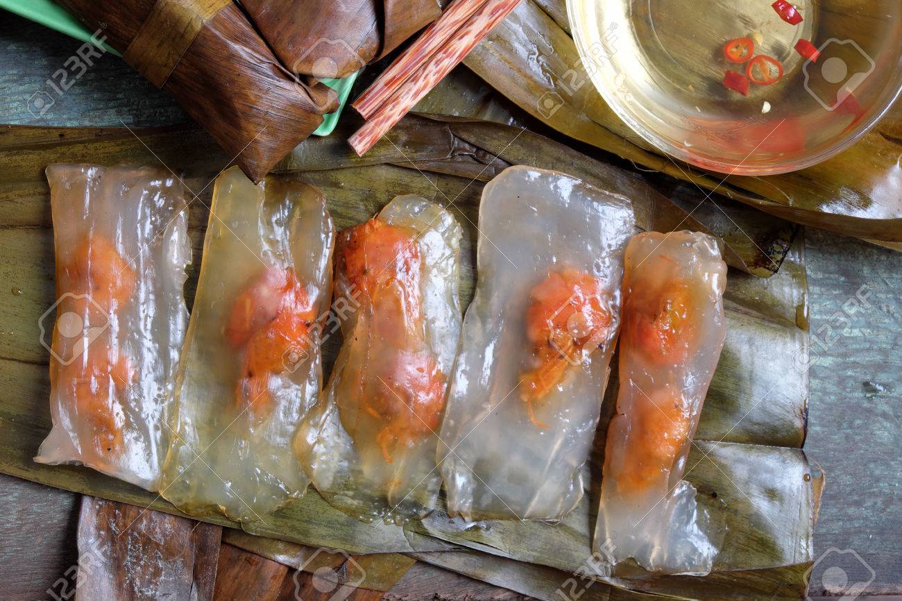 ベトナム料理 フエ料理から特別な屋台の食べ物 お肉と米粉 エビ バナナの葉でパック コールある Banh ナム Banh ボット Loc 有名なベトナム料理 の写真素材 画像素材 Image