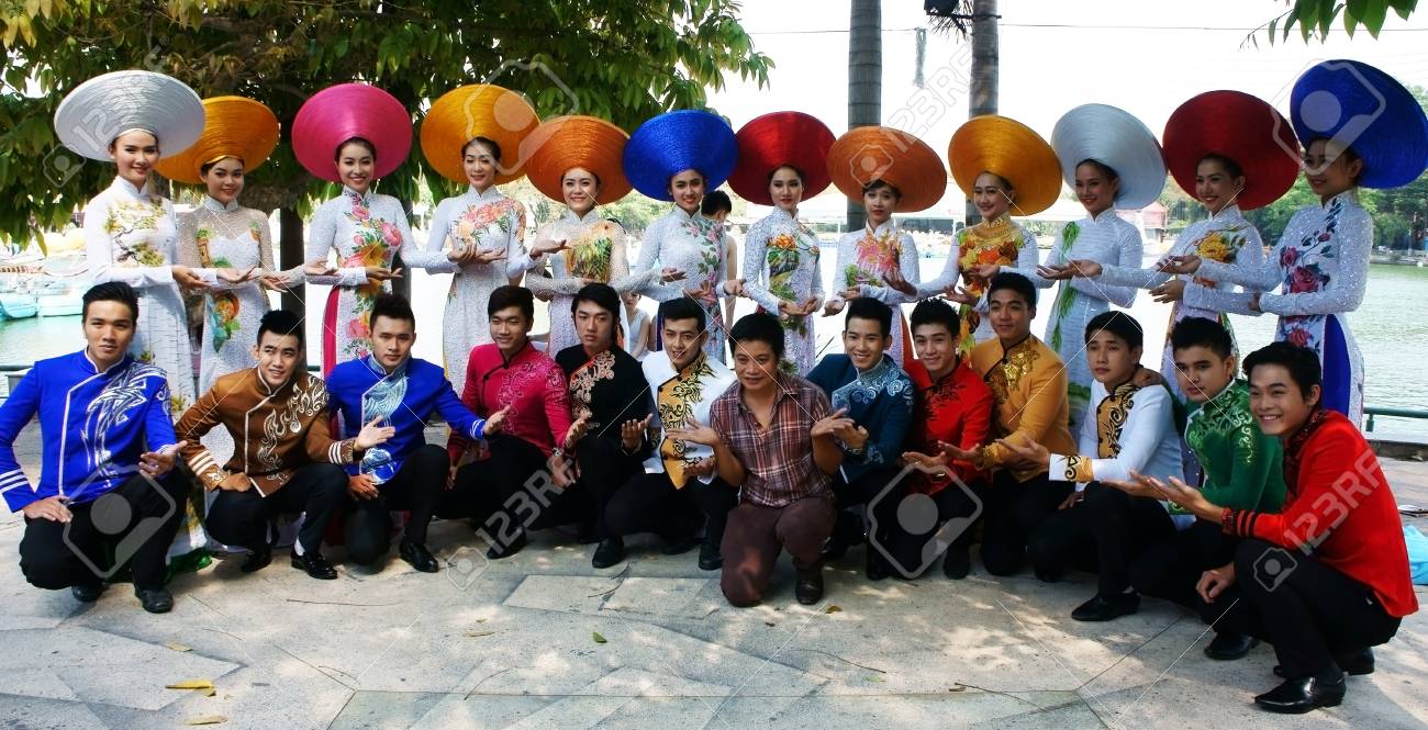 ホーチミン市 ベトナム南 3 月 8日 ベトナムの女性とベトナムの伝統衣装祭でポーズの伝統服の男性グループ Ao を呼び出しても大 伝統文化 ベトナムでは 14 年 3 月 8 日 の写真素材 画像素材 Image