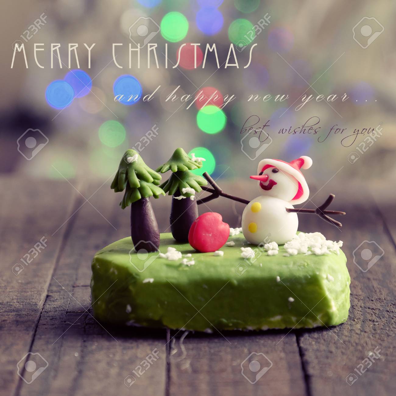 素晴らしい手作りクリスマス メリー クリスマス カードおめでとう冬休みに飾り 雪だるま フクロウ 鳥 ノエル ツリー冬の家の装飾のための粘土材料から Diy として手作りのアートワークを抽象化 の写真素材 画像素材 Image