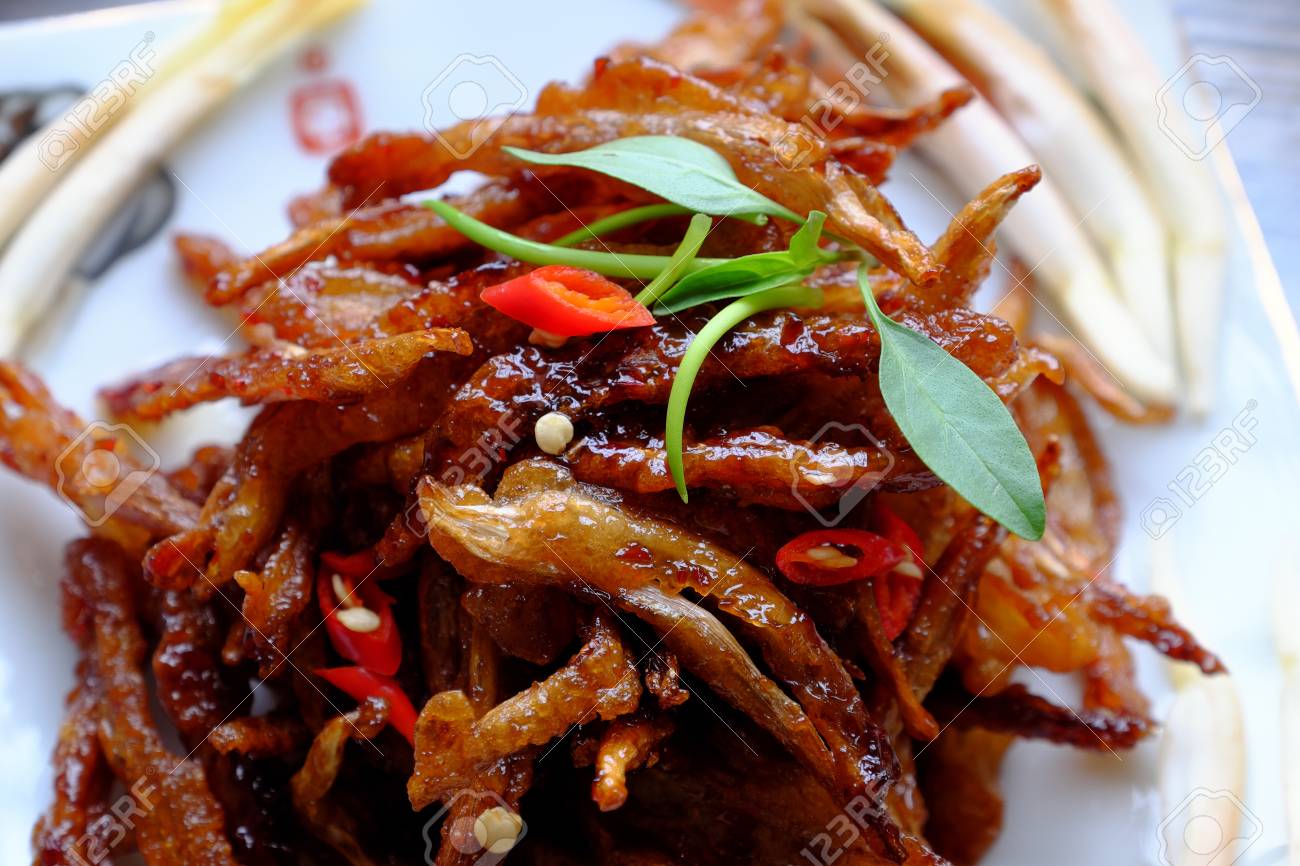 Traitement Vegetarien De La Fleur De Bananier Rouler La Banane Avec De La Farine Puis Faire Frire Et Recouvrir De Sauce Au Soja Au Sucre Et Au Chili Banque D Images Et Photos