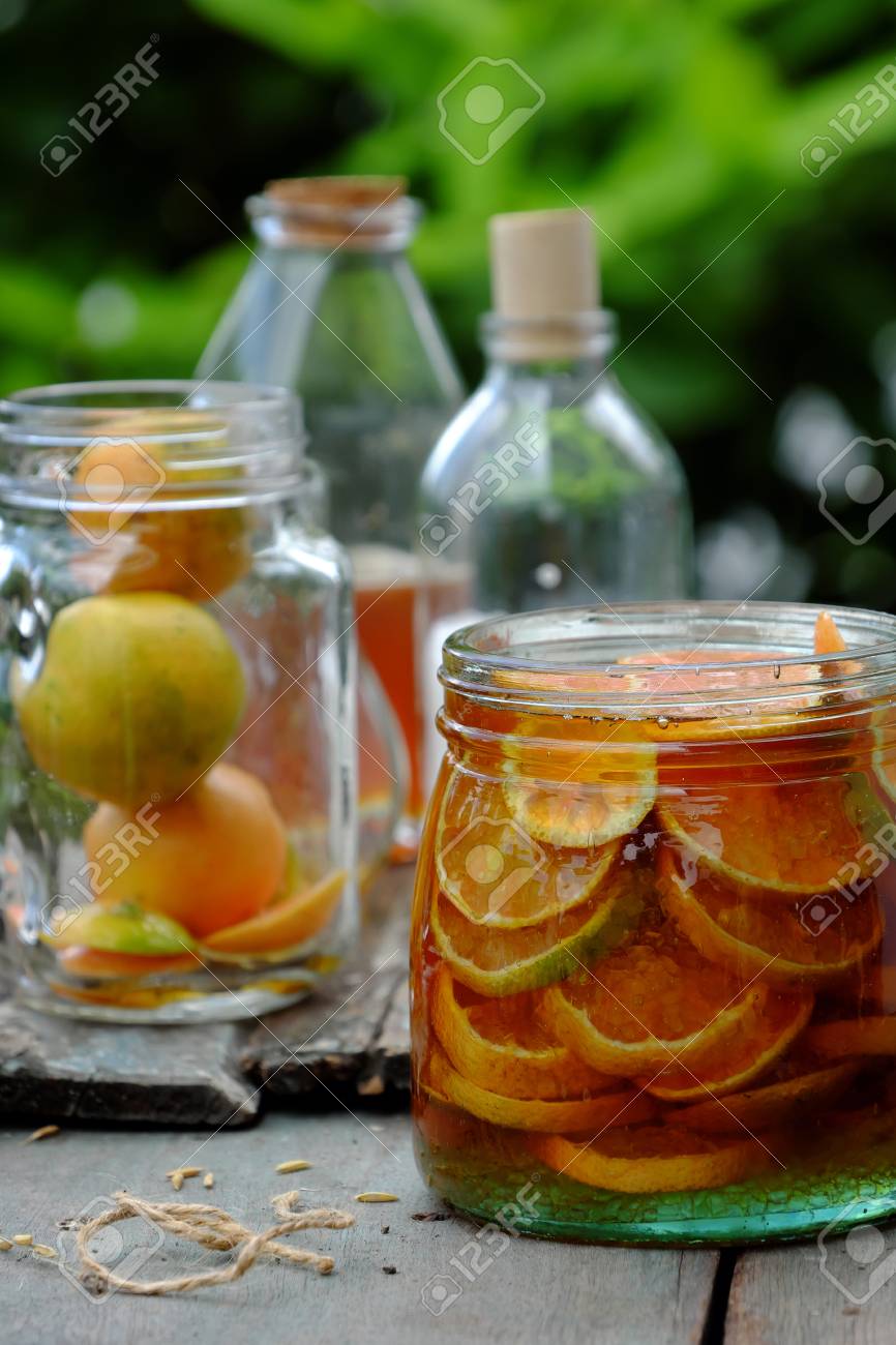 有機薬改善咳 ピンクのレモンをスライスした蜂蜜に浸すと 長い時間のための砂糖菓子は ヘルスケア 人気のベトナム料理で性質の薬を作ることが の写真素材 画像素材 Image
