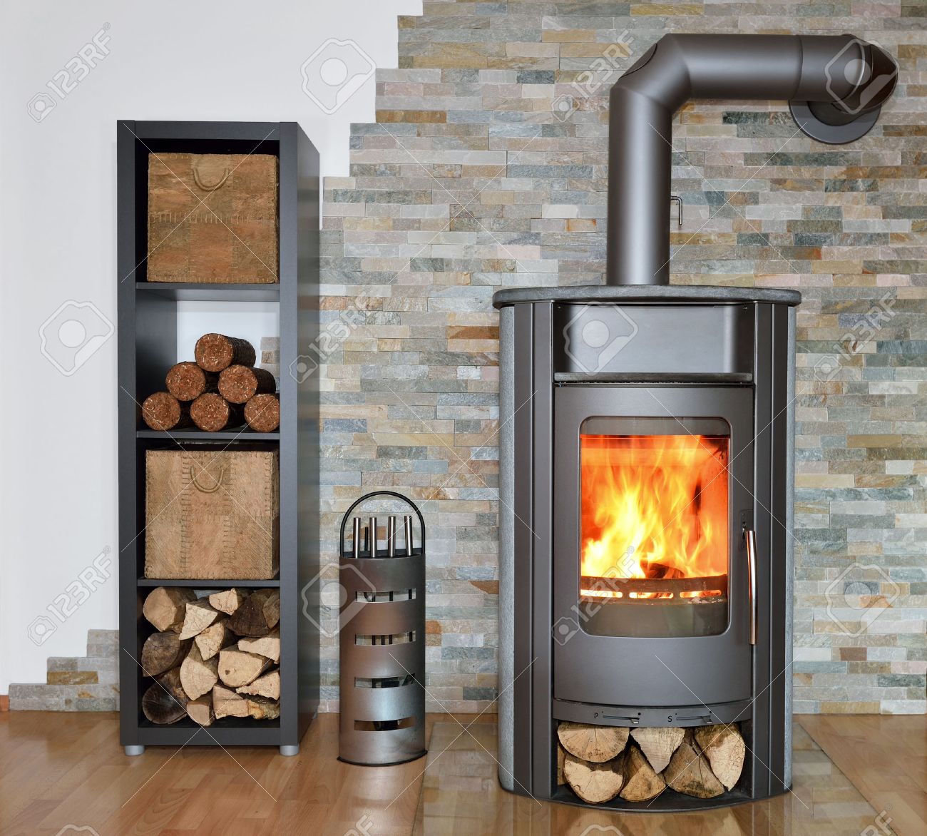 chimenea de ladrillo lea estufa con lea fuego hierros y briquetas de corteza foto with fotos - Chimeneas Rusticas De Lea chimenea de ladrillo lea estufa con lea fuego hierros y briquetas de corteza foto with fotos - Chimeneas Rusticas De Lea