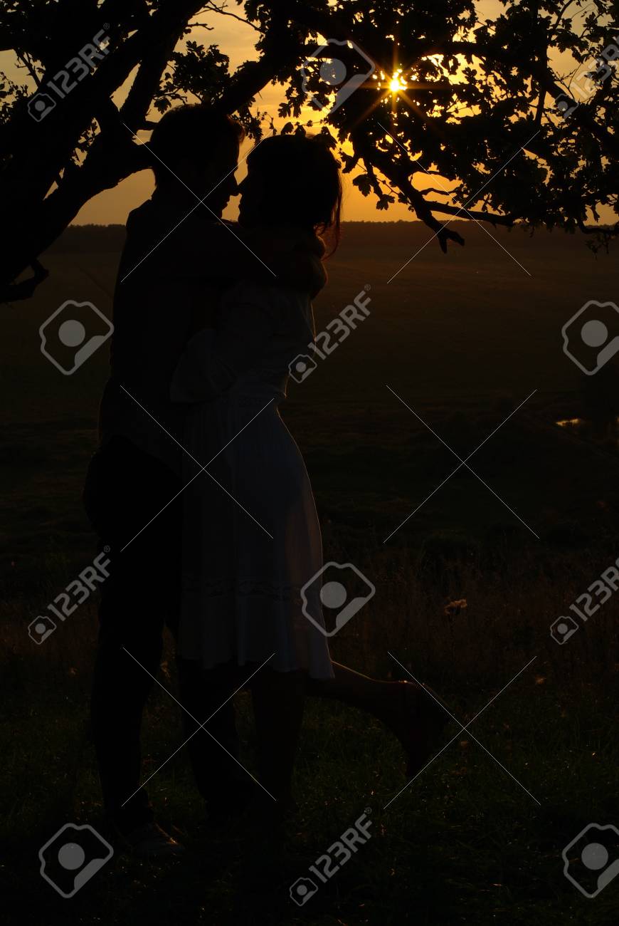 Pareja Bajo El árbol De La Noche De Verano Fotos, Retratos, Imágenes Y Fotografía De Archivo Libres De Derecho. Image 24226937. Pareja Bajo El árbol De La Noche De Verano Fotos, Retratos, Imágenes Y Fotografía De Archivo Libres De Derecho. Image 24226937.