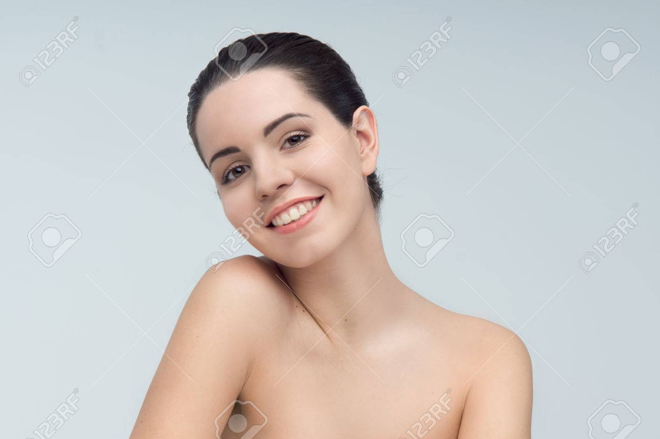 非常に若い女性 笑みを浮かべて 白い背景上に分離されて彼女の肩をすくめて の写真素材 画像素材 Image 非常に若い女性 笑みを浮かべて 白い背景上に分離されて彼女の肩をすくめて の写真素材 画像素材 Image