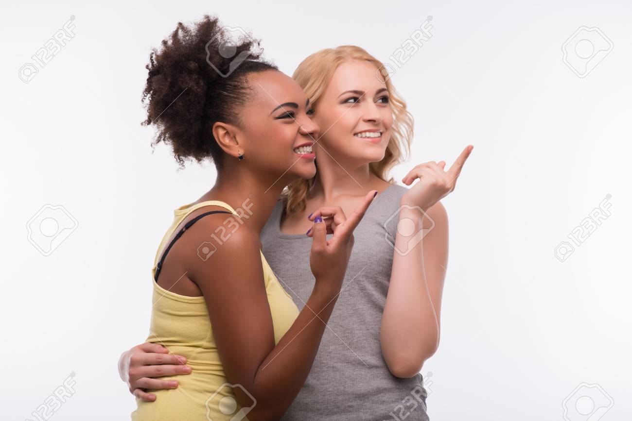 Brustbild Von Zwei Attraktiven Jungen Frauen Lachelnd Tragen T Shirts Stand Beiseite Sich Lustig Machen Uber Jemanden Isoliert Auf Weissem Hintergrund Lizenzfreie Fotos Bilder Und Stock Fotografie Image 32863205