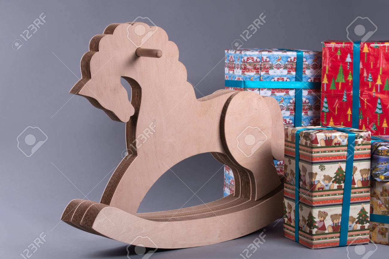 Kleine Houten Speelgoed Paard Staande In De Buurt Van De Kleine Houten Speelgoed Paard Staande In De Buurt Van De