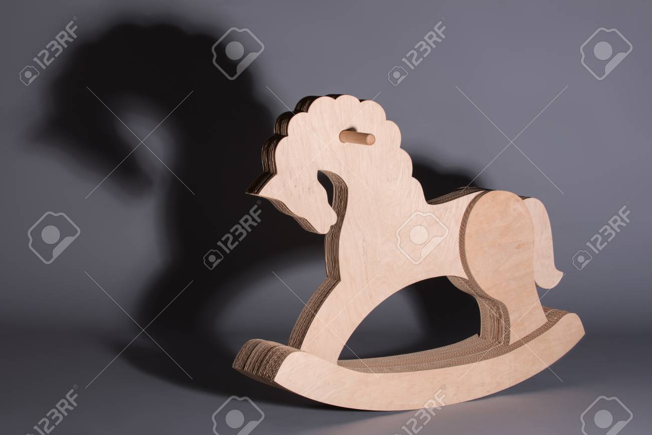 Kleine Houten Speelgoed Paard Staande Geïsoleerd Op De Kleine Houten Speelgoed Paard Staande In De Buurt Van De