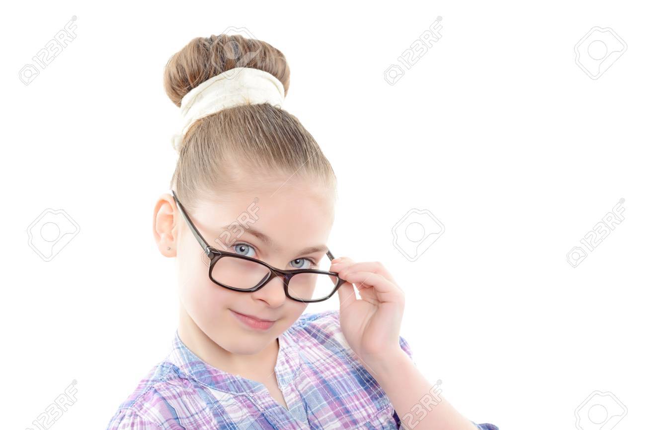 身に着けている小さなかわいい女の子の肖像老眼鏡笑顔大きなお団子ヘアスタイルを身に着けているカラフルな市松模様シャツ黒メガネのフレームの下から探して白地に分離されました の写真素材 画像素材 Image 身に着けている小さなかわいい女の子の肖像老眼鏡笑顔大きなお団子ヘアスタイルを身に着けているカラフルな市松模様シャツ黒メガネのフレームの下から探して白地に分離されました の写真素材 画像素材 Image