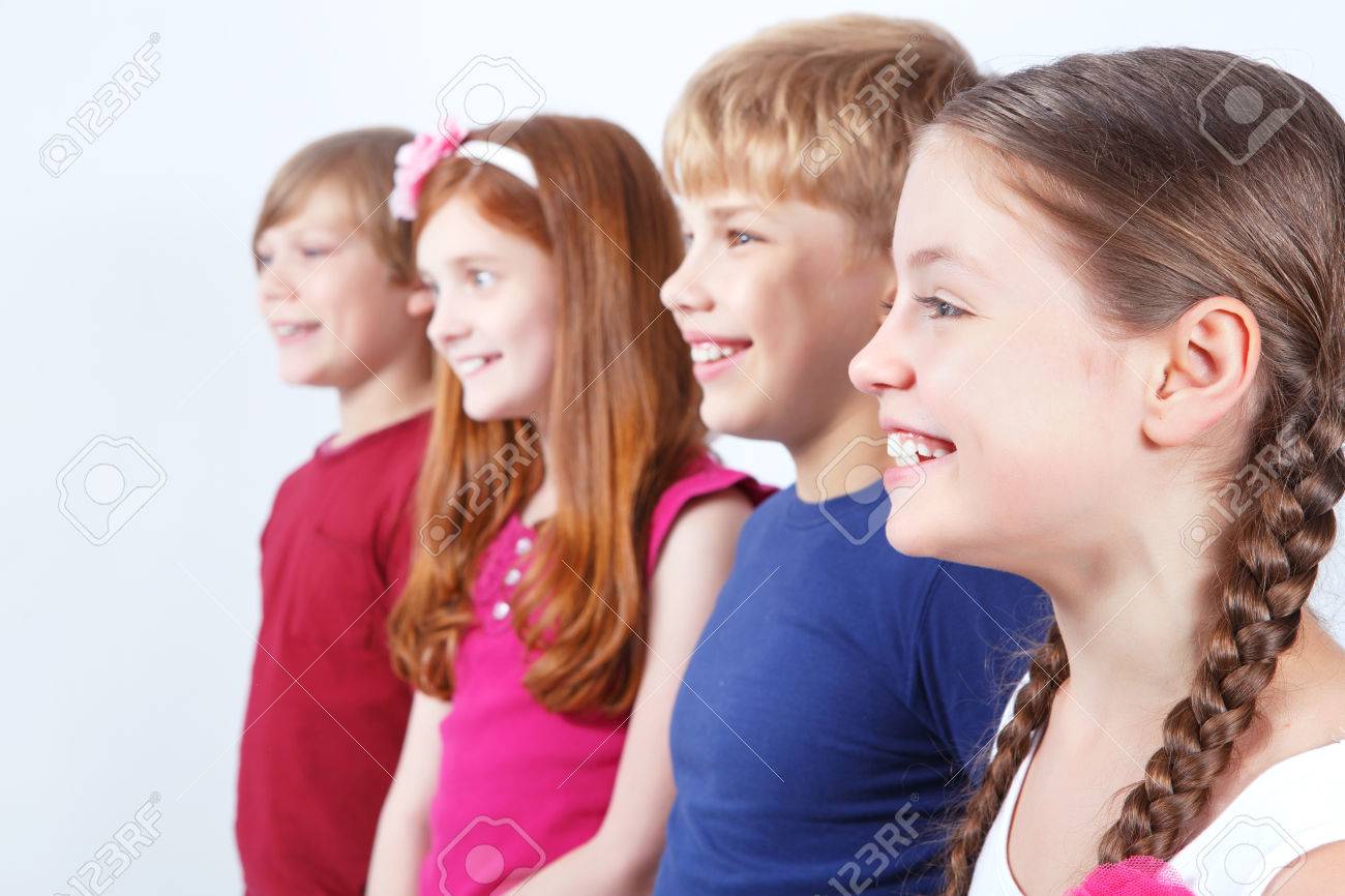 ここを見てください 肯定的な子供の笑顔や 一緒に立っている間転換ハーフ顔 の写真素材 画像素材 Image