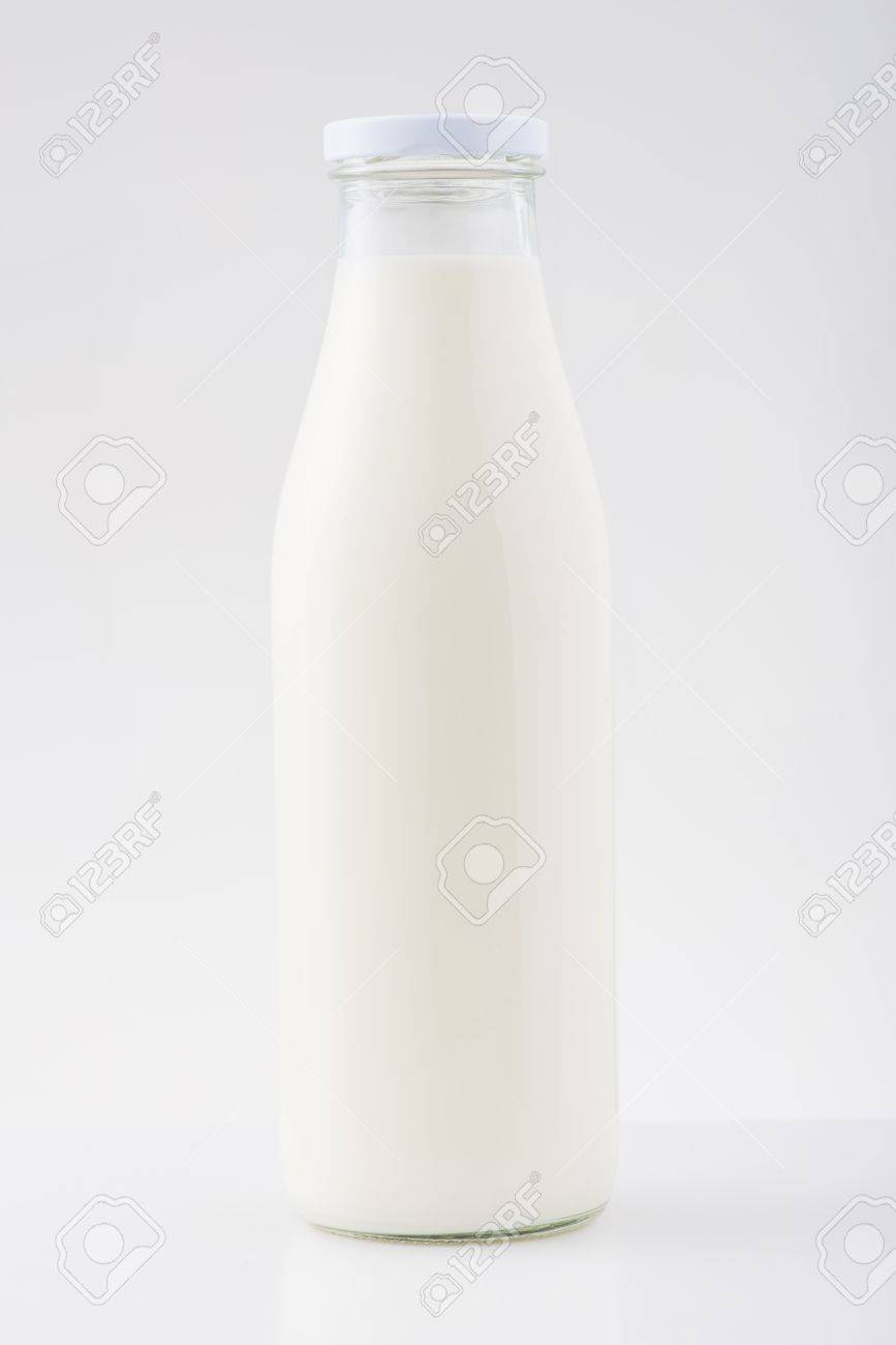 Milchflasche Die Mittelgrosse Flasche Milch Auf Weissem Grund Steht Lizenzfreie Fotos Bilder Und Stock Fotografie Image 50033666