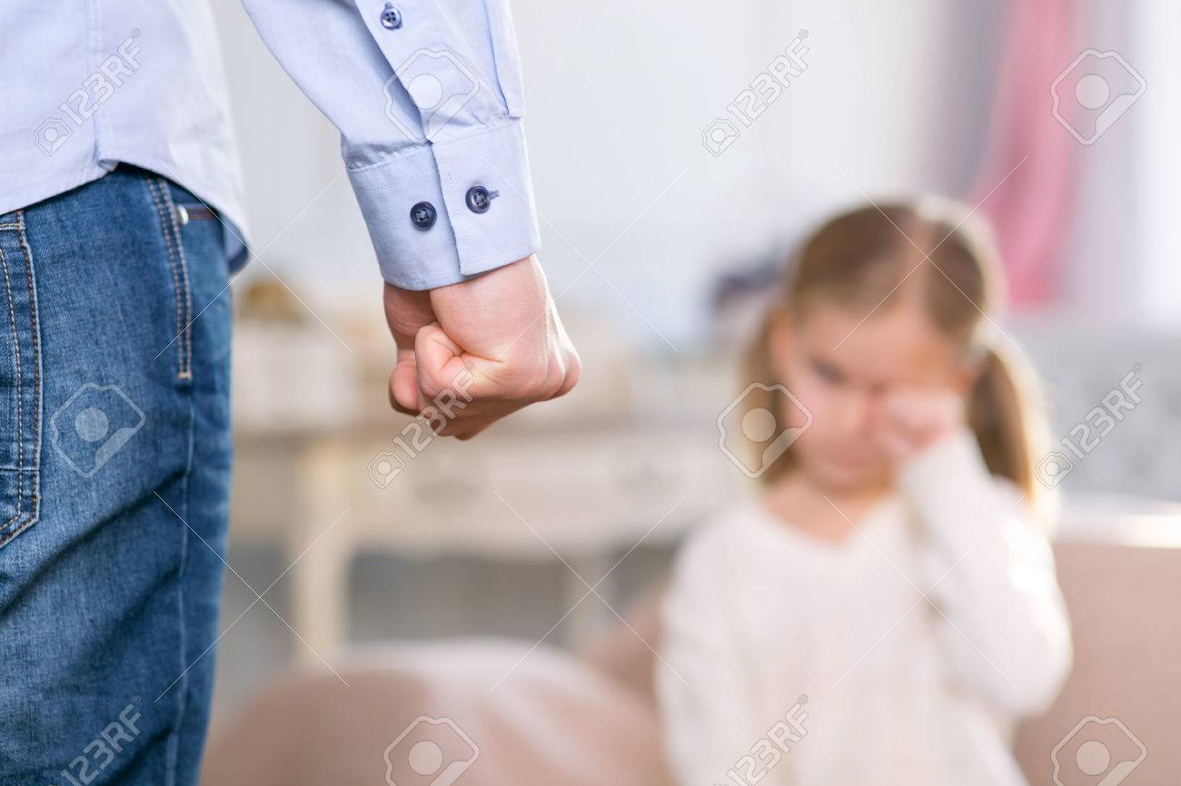 伝説のほとり 北斗の拳が泣いている娘を罰するつもりで厳格な怒っている父の選択と集中 の写真素材 画像素材 Image