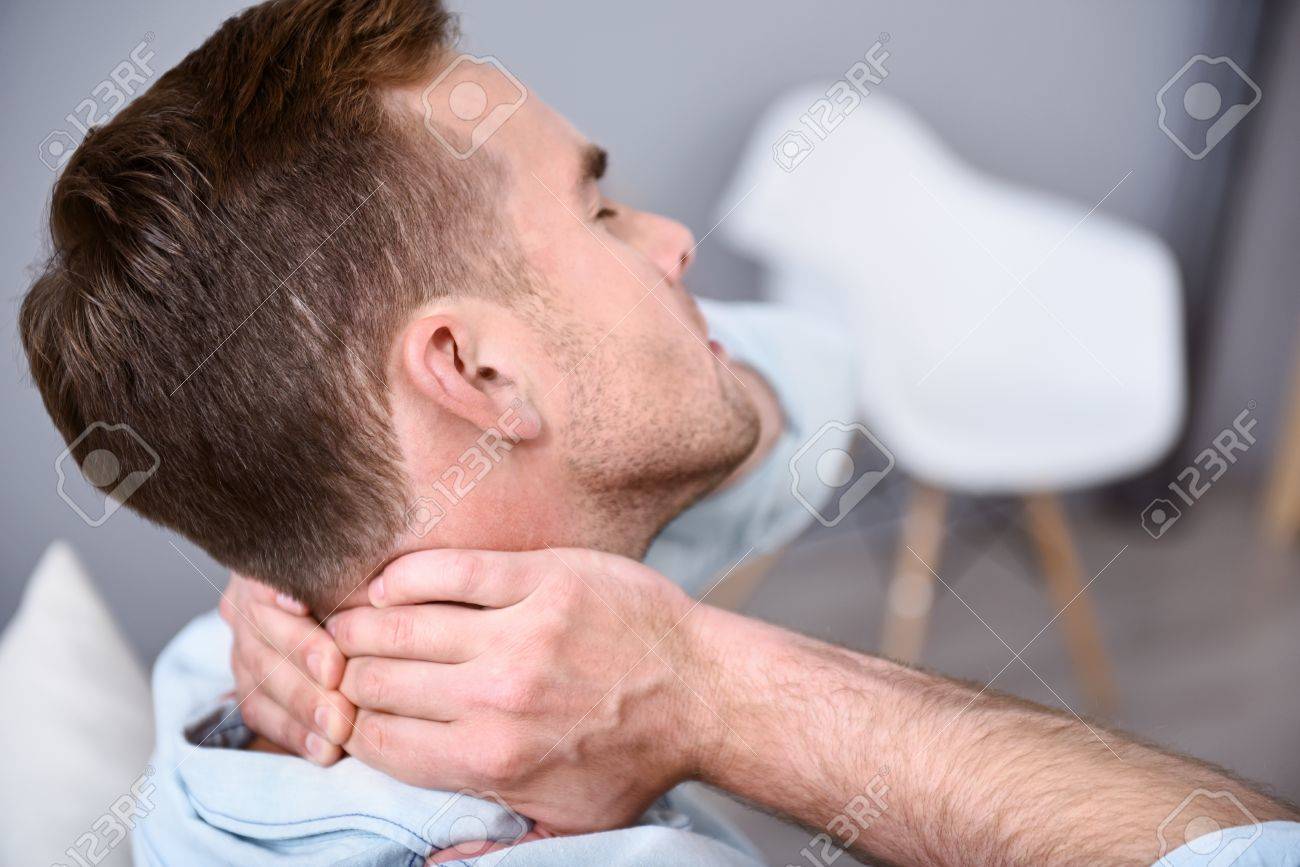 ひどい気持ち 快適な病気鬱陶しい男はソファに座っていると気持ち悪いしながら彼の首に触れる の写真素材 画像素材 Image