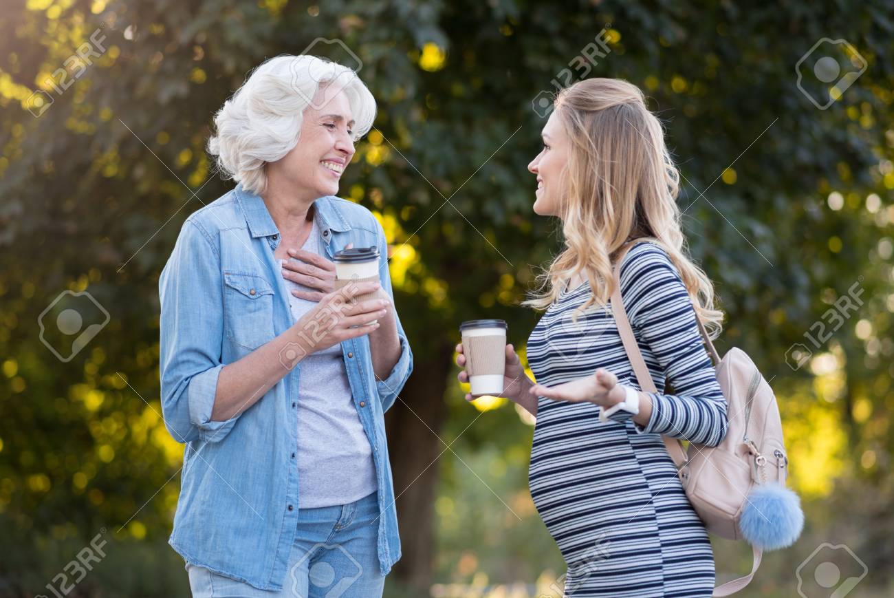 Zeit Fur Lustige Geschichten Schone Froh Mutter Und Tochter Lachen Und Trinken Kaffee Wahrend Im Park Spazieren Lizenzfreie Fotos Bilder Und Stock Fotografie Image
