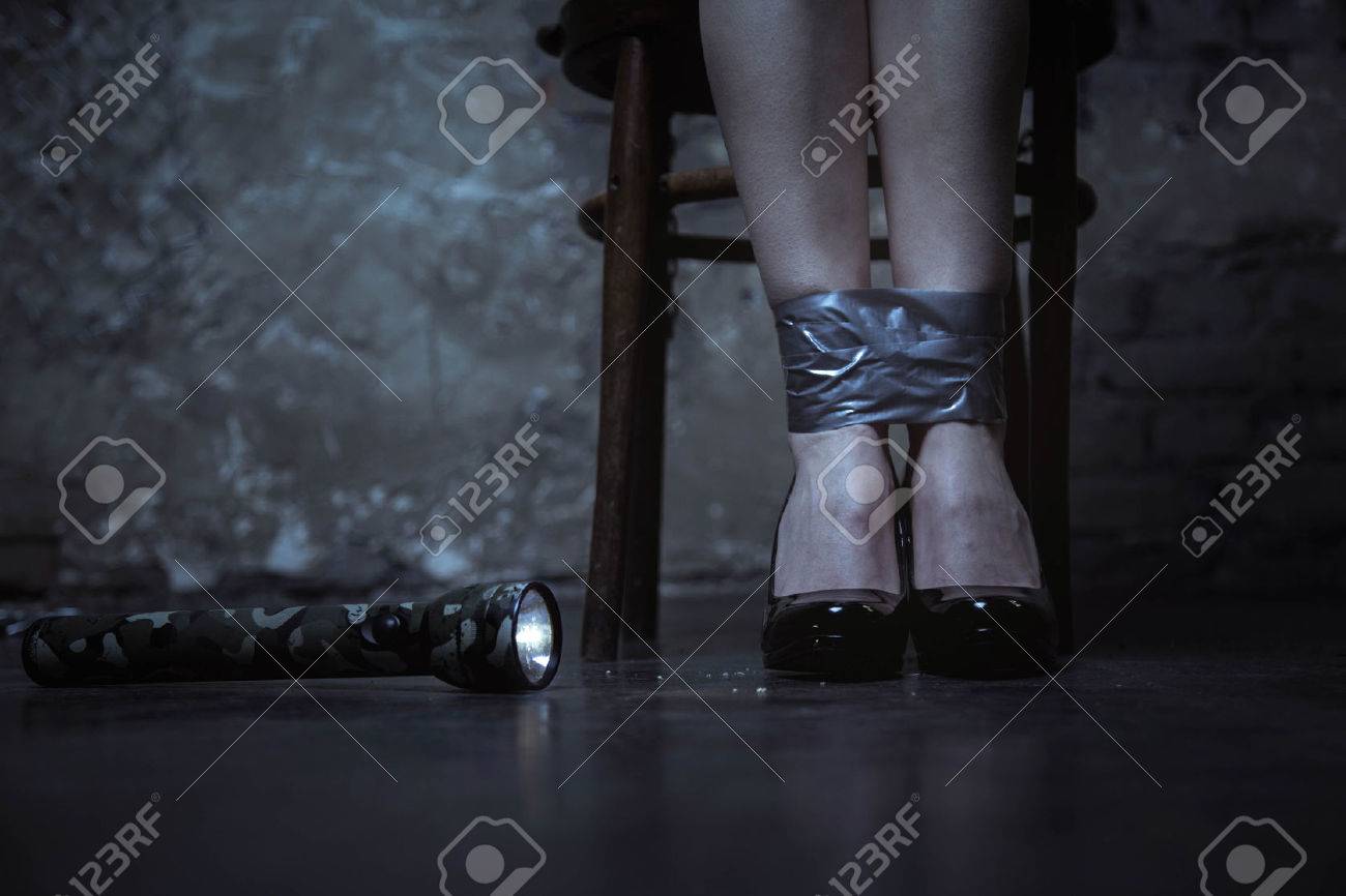 小柄な女性の誘拐事件の被害者であること の写真素材 画像素材 Image